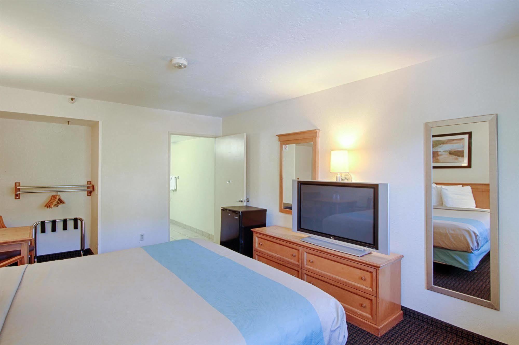 Motel 6 San Diego - Mission Valley Exterior photo