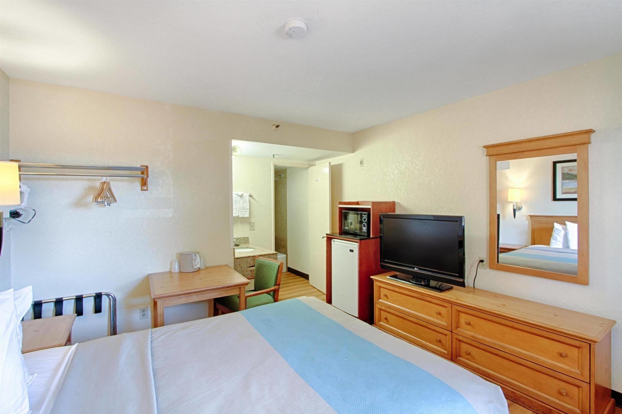 Motel 6 San Diego - Mission Valley Exterior photo